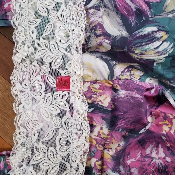 Made in Canada Floral Yoga Pants with lace detail - Picture 3 of 3